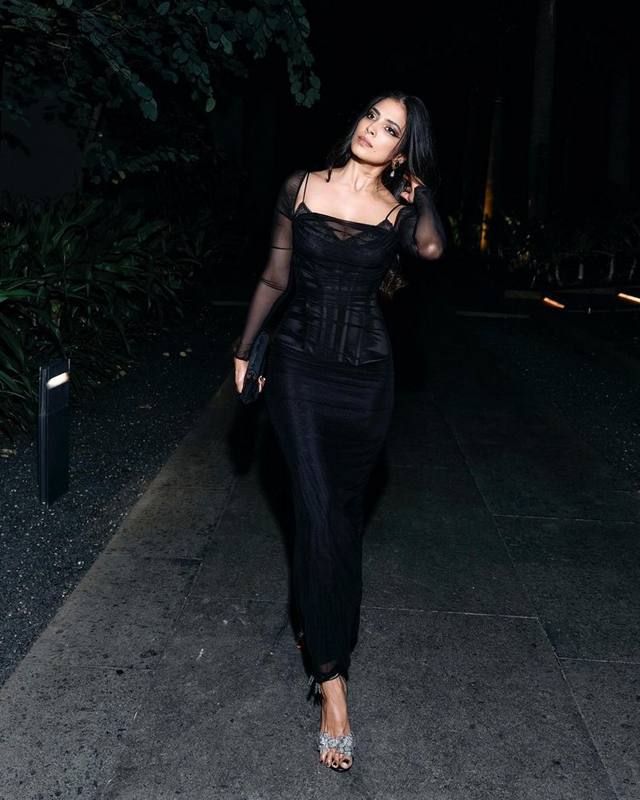 Malavika Mohanan Sets Internet Ablaze with Sizzling Green Saree Pose!