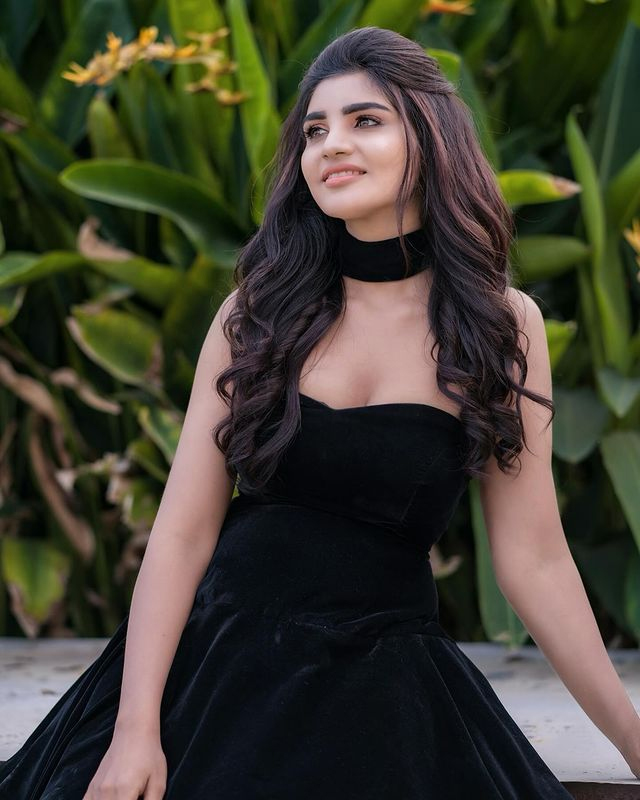 Varshas Trendsetting Looks In Green Varshas Trendsetting Looks In Green