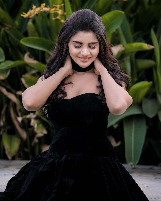 Varshas Trendsetting Looks In Green Varshas Trendsetting Looks In Green