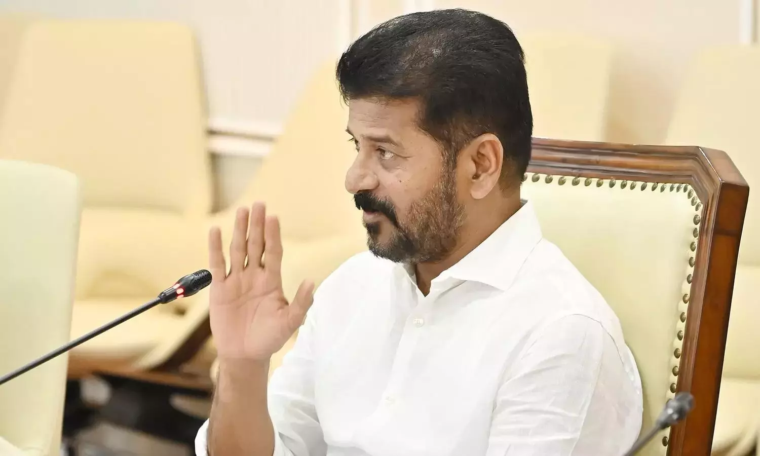 తెలంగాణలో ఒకటో తేదీన జీతాలు.. అస్సలు నమ్మబుద్ధి కావట్లేదట
