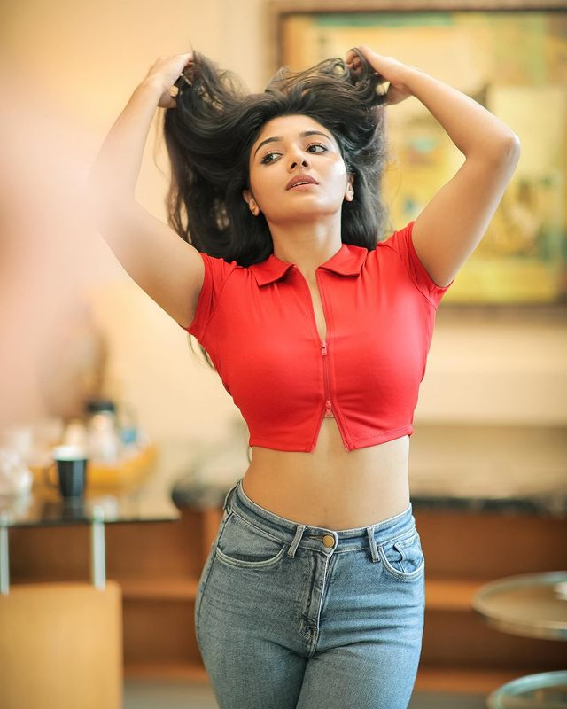 Mirnaa Stuns in Cream Floral Ruffle Saree Mirnaa Stuns in Cream Floral Ruffle Saree