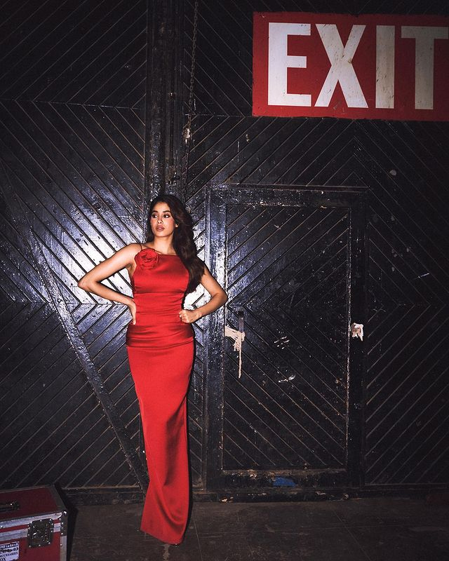 Janhvi Kapoors Glamorous Moments