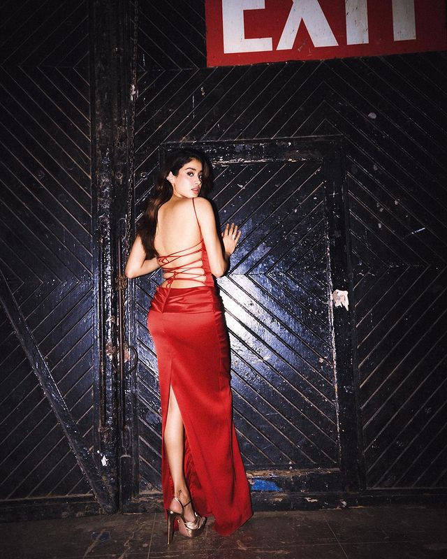 Janhvi Kapoors Glamorous Moments