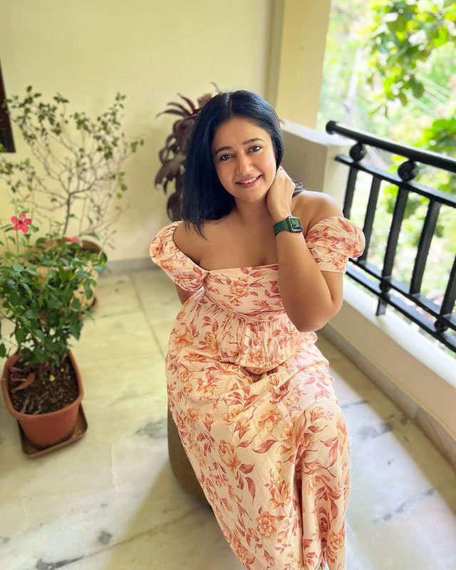 Poonam sun kissed day by the shore Poonam sun kissed day by the shore