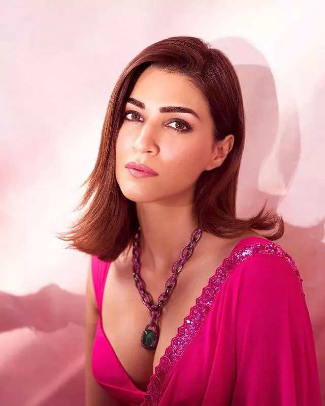 Kriti Sanon Takes a Stylish Leap Back to the 70s Kriti Sanon Takes a Stylish Leap Back to the 70s