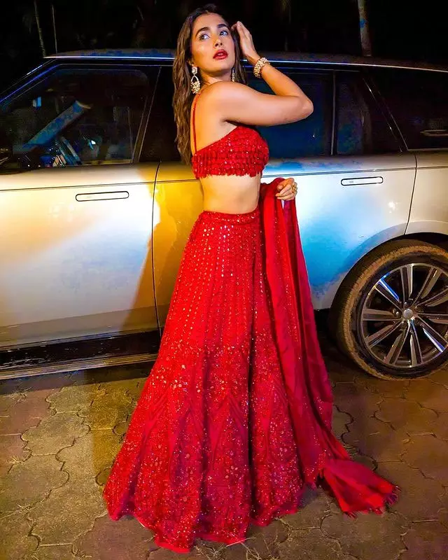 Pooja Hegde Red Pataka Chic Pooja Hegde Red Pataka Chic