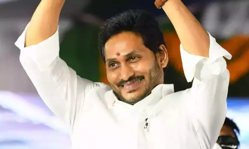 బంగారు పళ్ళెంలో జగన్ కి అధికారం అప్పగిస్తారా...!?