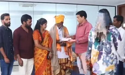 ప‌ద్మ శ్రీ గ్ర‌హీత కొండ‌ప్ప‌కు బ‌లగం స‌న్మానం