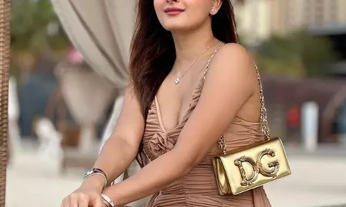 Zaaras Glamorous Photoshoot Unveils Fashion Finesse