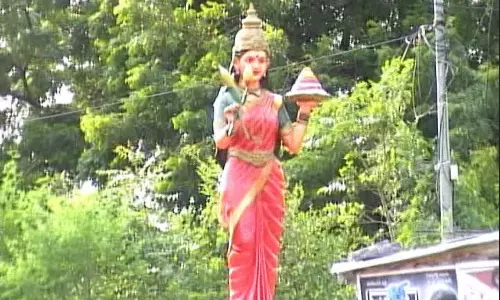 తెలంగాణ తల్లి విగ్రహం నాలాగా ఉందంటే.. ఇక్కడి ఆడబిడ్డను కాదా?