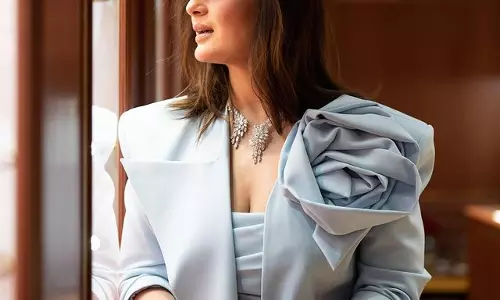 Kareena Kapoors Cool Style in Icy Outfit