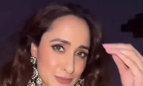 గవ్వ‌ల బ్లౌజ్‌లో ప్ర‌గ్య హొయ‌లు చూసారా?