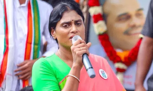 జగన్ ది నా రక్తమే కానీ...చెల్లెలు చెబుతోందేంటి...!?