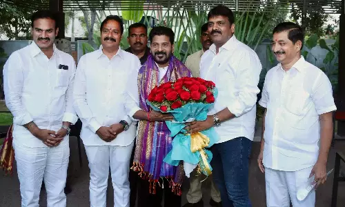 గులాబీ పార్టీకి భారీ షాక్.. రేవంత్ ను కలిసిన కేటీఆర్ భక్తుడు