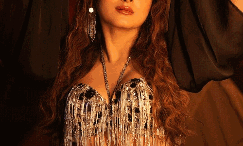 Zaara Yesmins Glamour in Gold