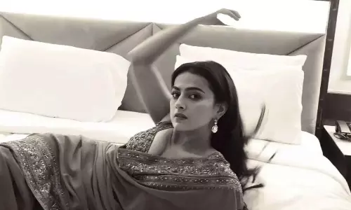 ఫోటో స్టోరి: రివీలింగ్ బ్లౌజ్‌లో శ్ర‌ద్ధా సొగ‌సు