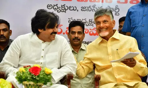చంద్రబాబు పవన్ కలసి ఢిల్లీకి...బీజేపీతో తేల్చుడే....!