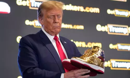 ఇట్స్ బిజినెస్ టైం.. సొంత బ్రాండ్ షూ విడుదల చేసిన ట్రంప్