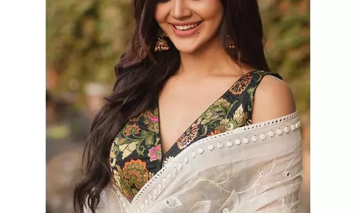 Soniya Bansal Dazzles in Exquisite White Saree