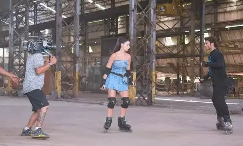 నోరాతో న‌ర‌కం స్పెల్లింగ్ రాయించిన హీరో