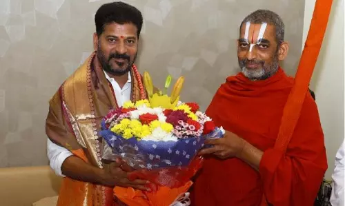 రేవంత్‌ చెంతకు.. కేసీఆర్‌ సన్నిహిత స్వామీజీ!