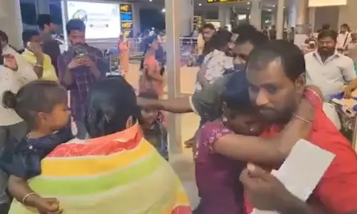 ఎయిర్‌  పోర్టులో హార్ట్  టచింగ్  సీన్... కేటీఆర్  హ్యాపీ!