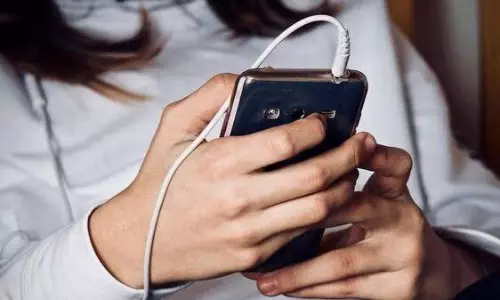 ఇకపై అక్కడ స్కూళ్లలో సెల్‌ ఫోన్ల వినియోగంపై నిషేధం!