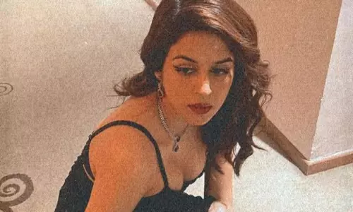 పిక్ టాక్ : శ్రద్దగా అందాల ఆరబోత