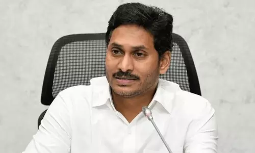ఏపీలో  ఎన్డీయే - ఇండియా కూటమి మధ్యలో జగన్ ...!