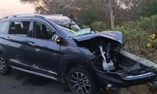 ప్రమాదానికి కాస్త ముందు లాస్య నందిత కారు నుంచి చిన్నారిని దించారు