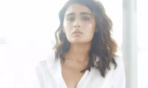 షాలిని పాండే.. తెల్లని చొక్కాలో కిక్కిచ్చే గ్లామర్ షో