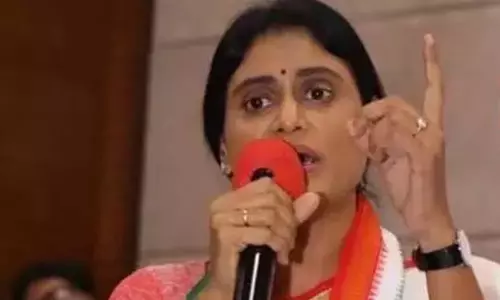 ఊసరవెల్లి కూడా చంద్రబాబు వద్దే రంగులు మార్చడం నేర్చుకుంది- ష‌ర్మిల