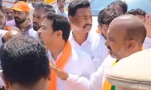 బండి సంజ‌య్‌పై కోడిగుడ్ల‌తో దాడి... ఎక్క‌డ ఎందుకు?