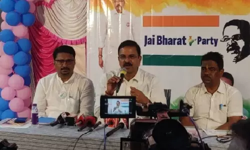 వీవీ గారి మేనిఫెస్టో.. హోదాను వ‌ద‌ల్లేదుగా!