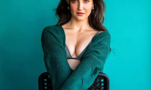 Elli AvrRam Raises the Temperature with Her Stunning Looks
