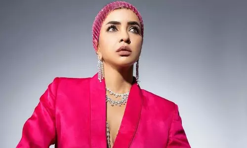 మంచు లక్ష్మి పింక్ సూట్ చూశారా?