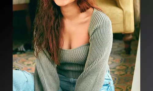 Pragyas tempting looks