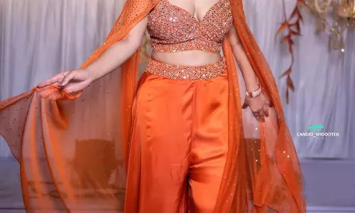 Inaya Sultana Looks Amazing in an Orange Outfit!