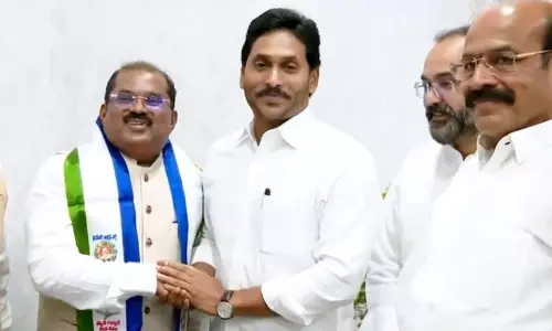 వైసీపీలో చేరిన కీలక ఐఏఎస్‌.. అక్కడి నుంచే పోటీ!