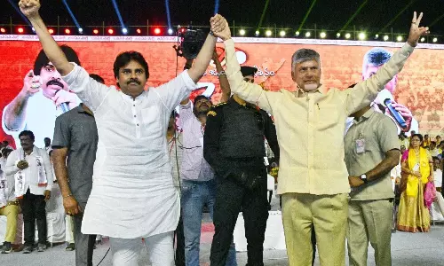 బాబు పవన్ పక్కన ఆయన లేడేంటి...!?