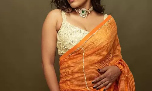 Hebah Patel nails orange saree look