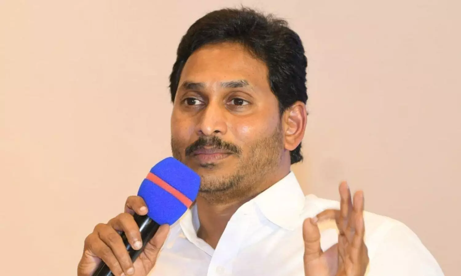 హీట్ పాలిటిక్స్ మధ్య ఢిల్లీ ఫ్లైట్ ఎక్కుతున్న జగన్...!