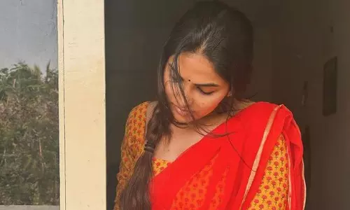 పిక్ టాక్ : రెడ్‌ చీరలో అందాల దివి కవ్వింపులు