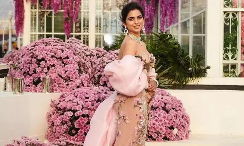 పెళ్లిలో ఇషా అంబానీ 3D గౌనుపైనే క‌ళ్ల‌న్నీ