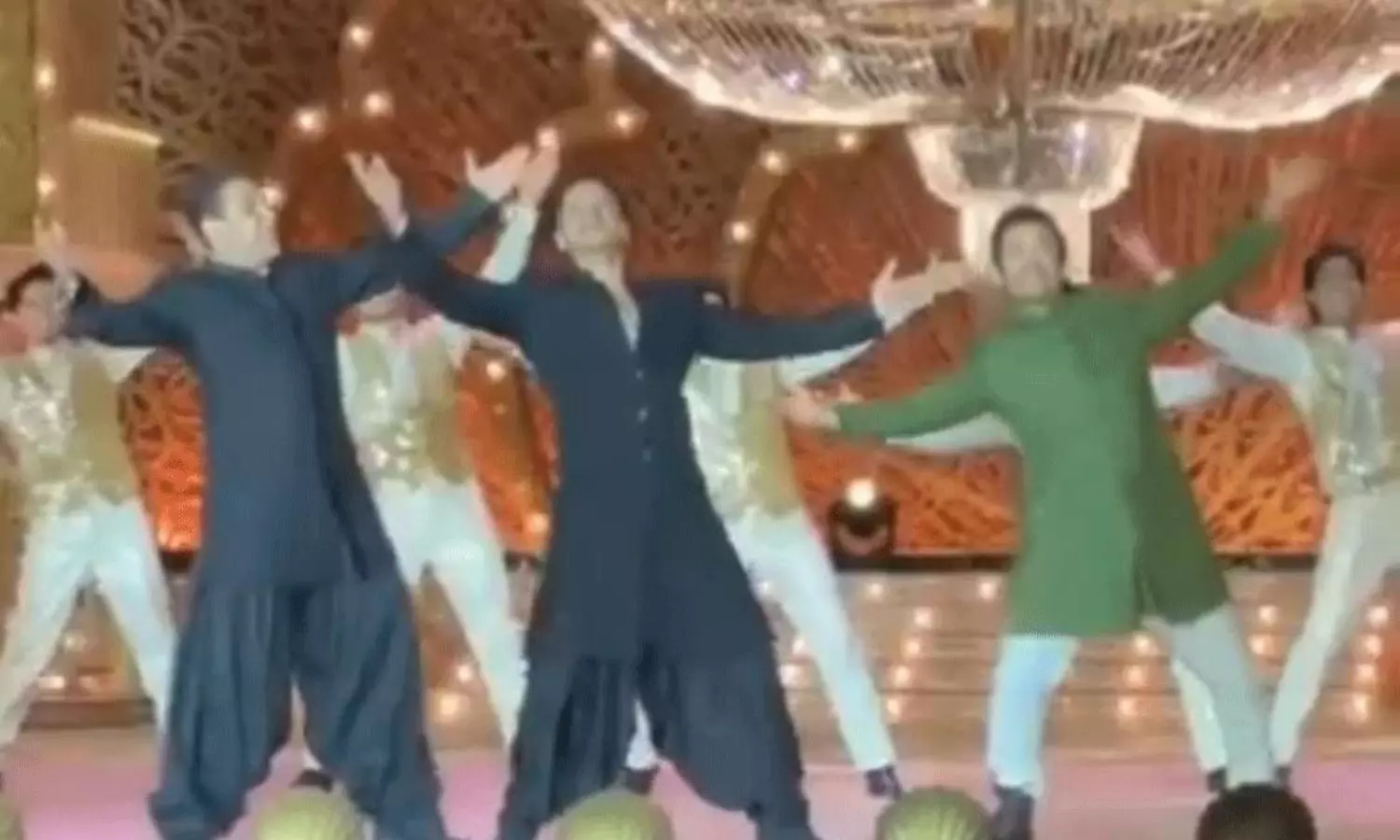 అంబానీ పెళ్లిలో ఖాన్‌ల త్ర‌యం నాటు నాటు