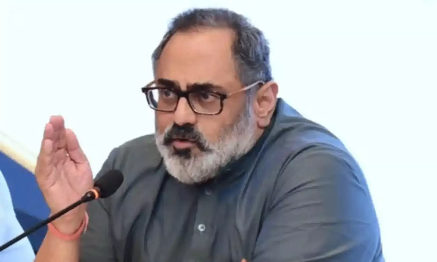 మీ ఆర్టిఫీషియల్ వేషాలు చెల్లవ్.. ‘గూగుల్’కు కేంద్రం ఝలక్ మీ ఆర్టిఫీషియల్ వేషాలు చెల్లవ్.. ‘గూగుల్’కు కేంద్రం ఝలక్