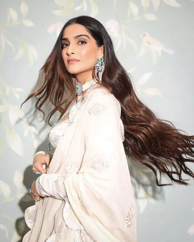 Sonam Kapoors Looking Pretty in White! Sonam Kapoors Looking Pretty in White!