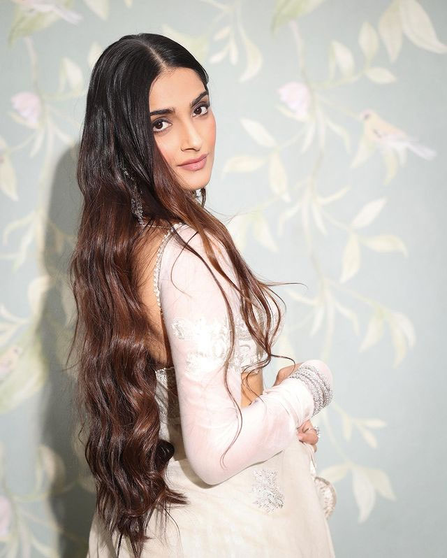 Sonam Kapoors Looking Pretty in White!