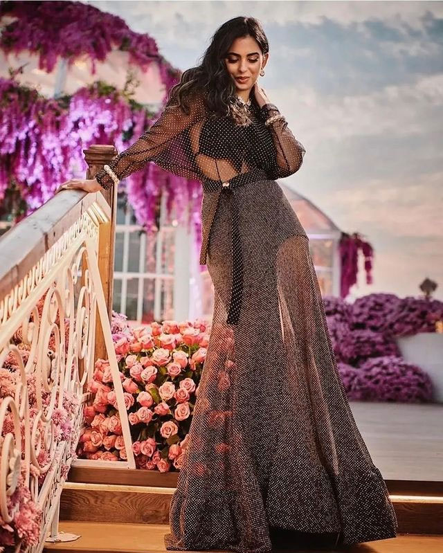 Isha Ambani Looks Beautiful in Black Dress at Brothers Party Isha Ambani Looks Beautiful in Black Dress at Brothers Party