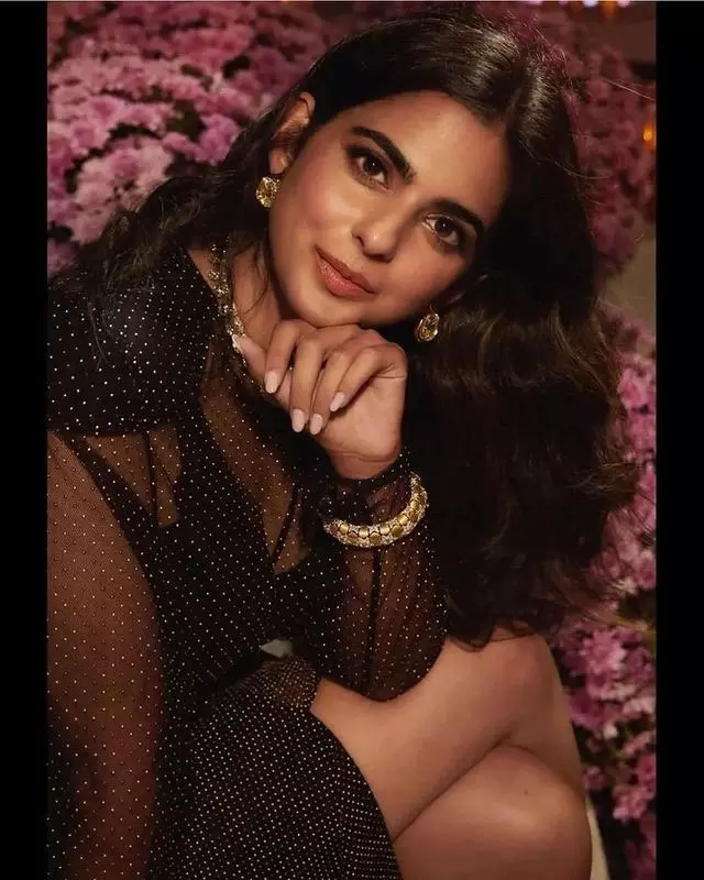 Isha Ambani Looks Beautiful in Black Dress at Brothers Party Isha Ambani Looks Beautiful in Black Dress at Brothers Party